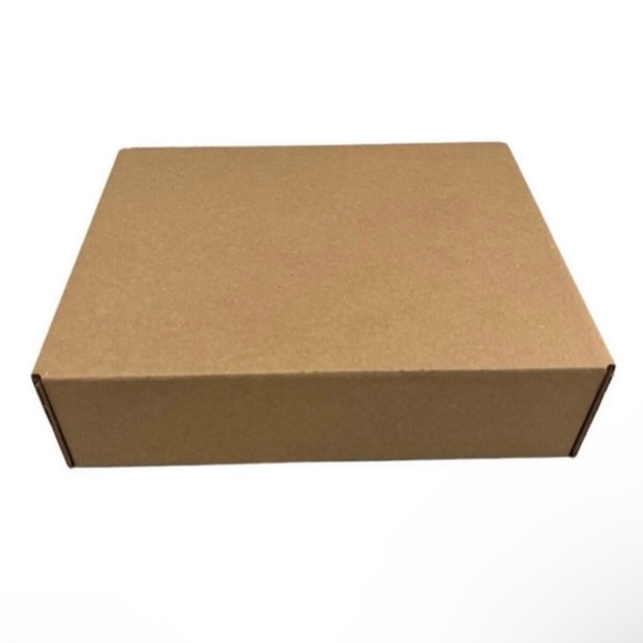 MIXED BUNDLE OF 2500 boxes / about 2 pallets worth of cases 
((1250+1250)) - Picture 2 of 4